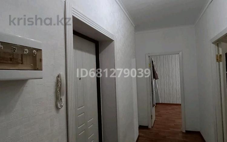 2-комнатная квартира, 60 м², 4/10 этаж помесячно, мкр Юго-Восток, Мкр Юго-Восток, мкр Степной 2 за 150 000 〒 в Караганде, Казыбек би р-н — фото 2