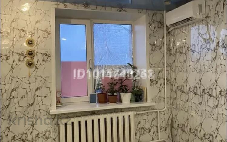 1-бөлмелі пәтер · 11 м² · 7/9 қабат, Курмангазы 111, бағасы: 4.2 млн ₸ в Уральске, мкр Школьник — фото 2