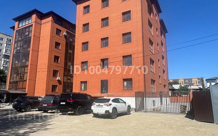 3-бөлмелі пәтер · 85 м² · 2/5 қабат, Габбасова 98 — Джумабаева, бағасы: 39.5 млн ₸ в Семее — фото 2
