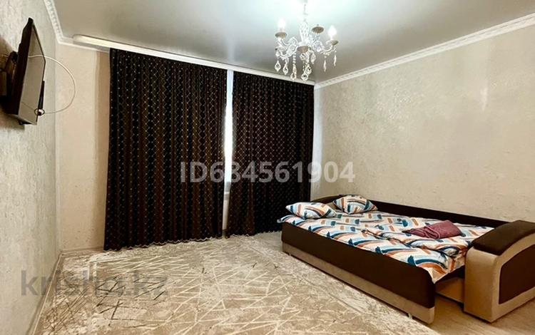 2-бөлмелі пәтер, 58 м², 2/5 қабат тәулігіне, Авангард 40, бағасы: 9 000 〒 в Атырау, мкр Авангард-4 — фото 2