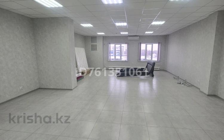 Офисы, магазины и бутики, салоны красоты, фитнес и спорт, образование, конференц-залы, кабинеты и рабочие места, студии · 86 м² за 171 140 〒 в Усть-Каменогорске — фото 2