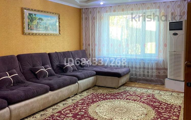 4-комнатный дом по часам, 220 м², Аманбай Батыра за 10 000 〒 в Жезказгане — фото 2