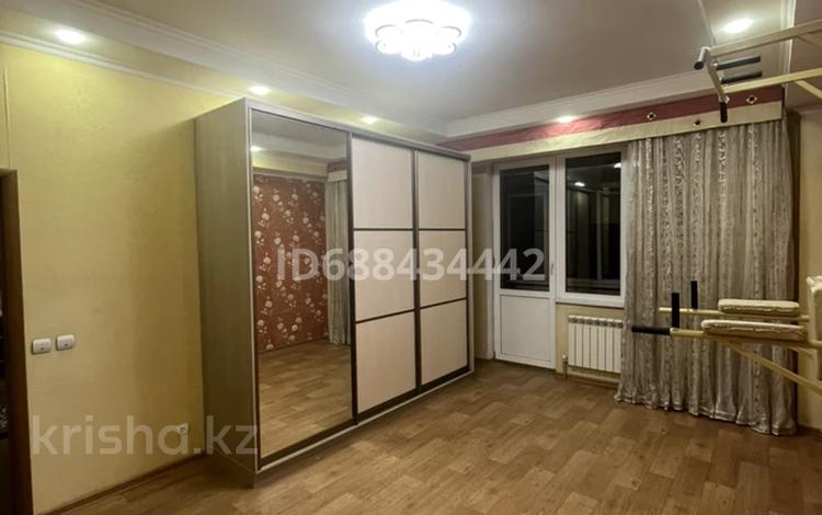 2-комнатная квартира, 64 м², 3/11 этаж помесячно, мкр Жетысу-3 64