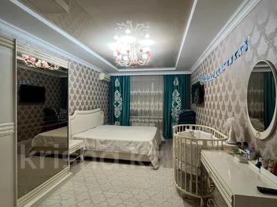 5-комнатная квартира, 206 м², 3/5 этаж, Алии Молдагуловой за 75 млн 〒 в Актобе