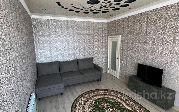 2-комнатная квартира · 60.5 м² · 8/8 этаж, Кабанбай батыра 58б за 300 000 ₸ в Астане, Есильский р-н — фото 2