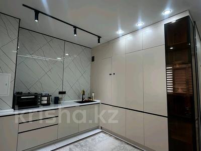 3-бөлмелі пәтер · 110 м² · 6/8 қабат, 20-ш/а. 1/2, бағасы: 300 000 ₸ в Актау, 20-й мкр
