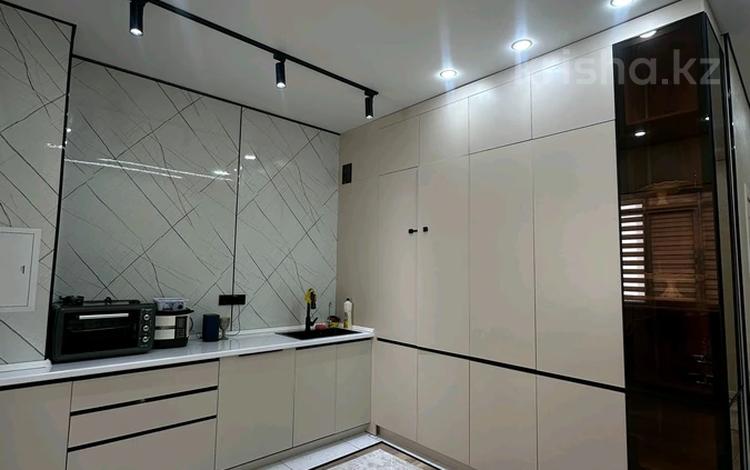 3-бөлмелі пәтер · 110 м² · 6/8 қабат, 20-ш/а. 1/2, бағасы: 300 000 ₸ в Актау, 20-й мкр — фото 2