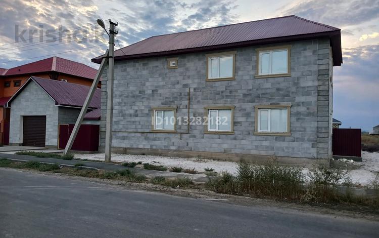 Отдельный дом · 3 комнаты · 150 м² · 8 сот., мкр Байтак-3, 8 33 — Водников-3 возле магазина Бегис 2х этажок напротив войсковой части за 300 000 ₸ в Атырау, мкр	Байтак-3 — фото 2