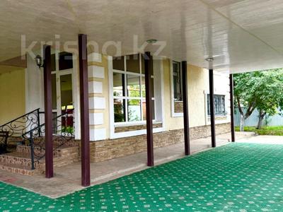 Отдельный дом · 5 комнат · 262 м² · 10 сот., мкр Астана за 140 млн 〒 в Уральске