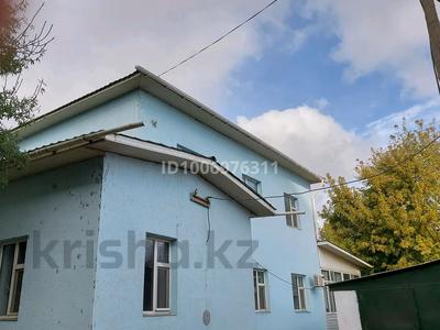 Отдельный дом · 9 комнат · 200 м² · 12 сот., Желтоксан — Пересечение ул Желтоксан - Есенова за 150 млн 〒 в 