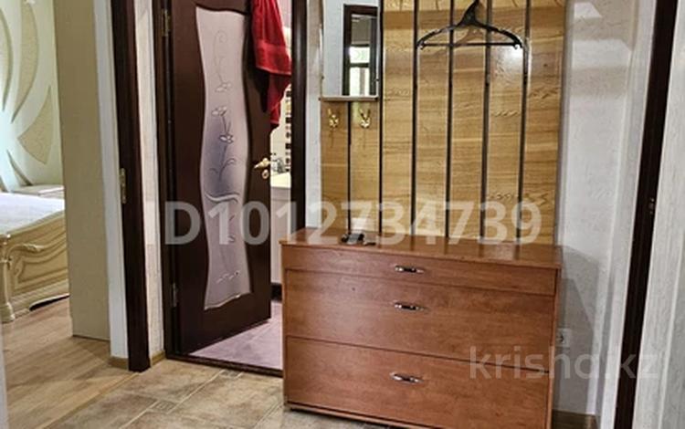 3-бөлмелі пәтер · 60 м² · 2 қабат, Жунисалиева 49, бағасы: 230 000 ₸ в Таразе — фото 2