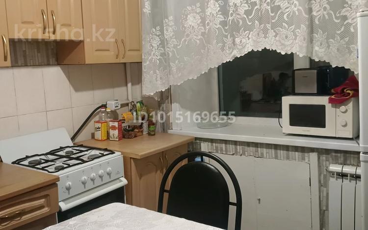 2-комнатная квартира · 42 м² · 3/5 этаж, Бухар жирау 60 — Бухар жырау 60 рядом с Абзалом 2 комнатная квартира нужно девушкомнат2 за 55 000 ₸ в Караганде — фото 2
