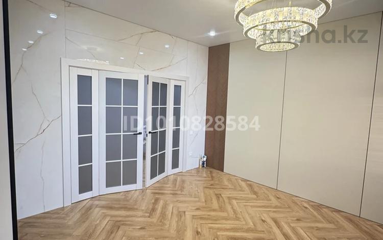 3-бөлмелі пәтер · 85.5 м² · 5/10 қабат, мкр Юго-Восток, Строителей 28/3, бағасы: 69 млн 〒 в Караганде, Казыбек би р-н — фото 2