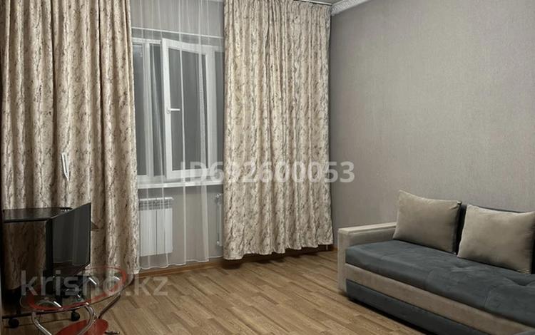 1-бөлмелі пәтер, 42 м², 3/5 қабат ай сайын, мкр Аксай-5 9, бағасы: 170 000 〒 в Алматы, Ауэзовский р-н — фото 2