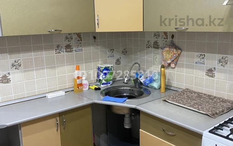 2-комнатная квартира · 49 м², мкр Строитель 29 за 100 000 ₸ в Уральске — фото 2