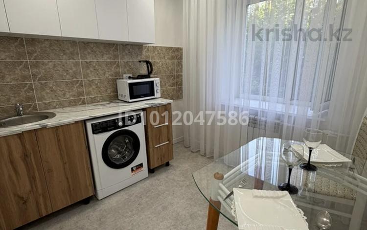 1-комнатная квартира · 30 м² · 2/5 этаж, Бауыржан Момышулы 20 за 15 000 〒 в Темиртау — фото 2