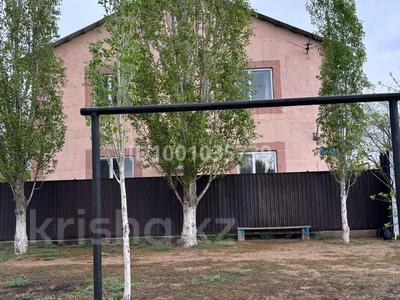 Отдельный дом · 7 комнат · 180 м² · 10 сот., Актюбрентген 14 99 — В районе ресторана Юрта за 28 млн ₸ в Актобе, жилой массив Заречный-1