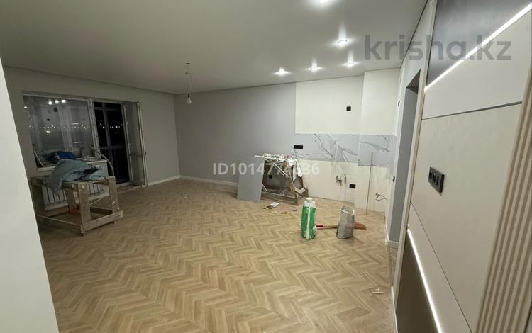 3-комнатная квартира · 70 м² · 3/4 этаж, мкр Уркер Е 1 дом 2 за 250 000 ₸ в Астане, Нура р-н — фото 2