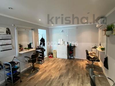 Офисы, магазины и бутики, салоны красоты, медцентры и аптеки, кабинеты и рабочие места, студии · 53.8 м² за 300 000 〒 в Актобе, мкр 11