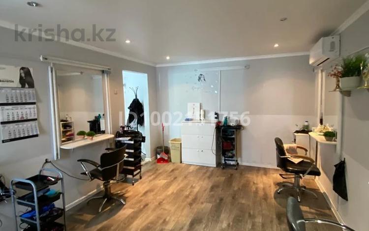 Офисы, магазины и бутики, салоны красоты, медцентры и аптеки, кабинеты и рабочие места, студии · 53.8 м² за 300 000 〒 в Актобе, мкр 11 — фото 2