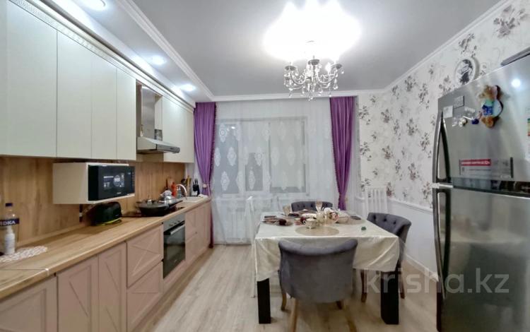 3-комнатная квартира, 106.4 м², 17/18 этаж, мкр Юго-Восток, Шахтеров 60 — НИШ, ДДЮ, Корзина, Норма, Мечта за 51 млн 〒 в Караганде, Казыбек би р-н — фото 2