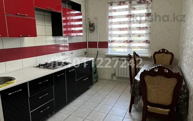 2-бөлмелі пәтер · 63 м² · 2/6 қабат, мкр Кокжиек 35, бағасы: 35 млн ₸ в Алматы, Жетысуский р-н — фото 2