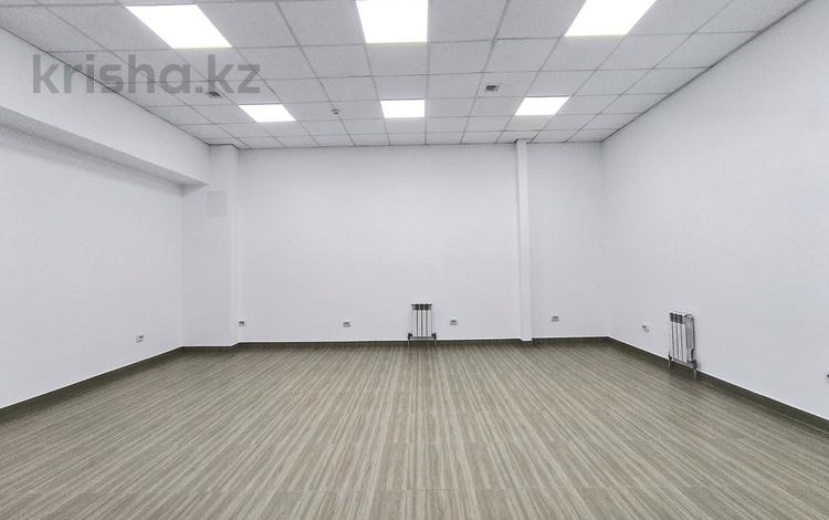 Свободное назначение, офисы, магазины и бутики, салоны красоты, фитнес и спорт, образование, развлечения, конференц-залы, кабинеты и рабочие места, студии · 50.8 м² за 400 000 ₸ в Алматы, Бостандыкский р-н — фото 2