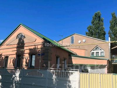 Отдельный дом · 9 комнат · 310 м² · 4 сот., Жунисова 4 — Пугачева и Жунисова за 50.5 млн 〒 в Уральске