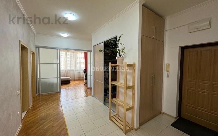 4-комнатная квартира, 130 м², 6/9 этаж помесячно, мкр Керемет 7 К32 за 650 000 〒 в Алматы, Бостандыкский р-н — фото 2