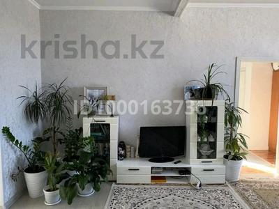 2-комнатная квартира · 85 м² · 2/2 этаж, Комарова 1А — Больница,Центральная за 25 млн 〒 в Байтереке (Новоалексеевке)