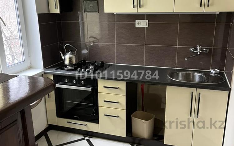 2-бөлмелі пәтер · 45 м² · 3/5 қабат, ул. Курмангазы 175, бағасы: 16.5 млн ₸ в Уральске, мкр Школьник — фото 2