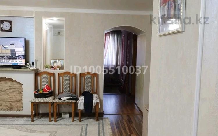 5-комнатная квартира · 138 м² · 1/5 этаж, мкр 8, Бр Жубанова 296 — 1 школа за 35 млн 〒 в Актобе — фото 2