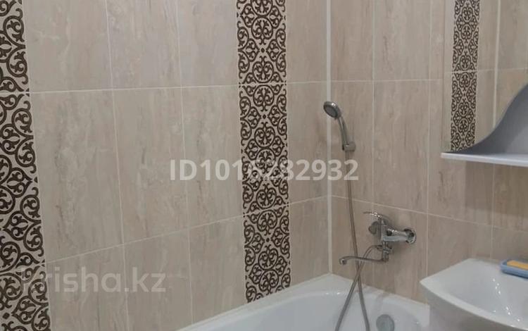 1-комнатная квартира · 34 м² · 2/5 этаж, мкр Михайловка , Аманжолова 71 за 150 000 ₸ в Караганде, Казыбек би р-н — фото 2