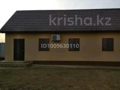 Часть дома · 3 комнаты · 80 м² · 10 сот., мкр Кара депо, ул. Жиренше шешен 22а — Рядом автобусная остановка и школа. Дом вдоль дороги за 18 млн ₸ в Атырау