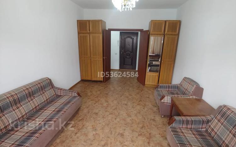 1-комнатная квартира, 40 м², 2/5 этаж помесячно, 6-й мкр за 90 000 〒 в Талдыкоргане — фото 2