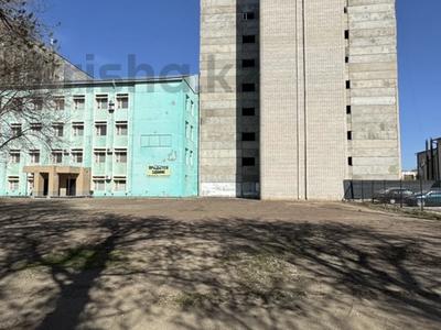 Еркін, кеңселер, дүкендер мен бутиктер, қоғамдық тамақтану орны, монша, қонақ үй және демалыс орындары, медорталықтар мен дәріханалар, білім орталықтары, ойын-сауық · 13000 м², бағасы: 350 млн ₸ в Уральске, мкр Омега