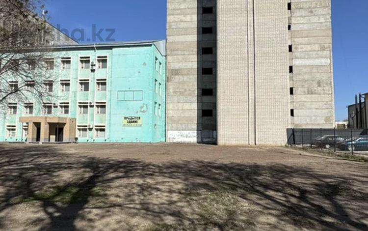 Еркін, кеңселер, дүкендер мен бутиктер, қоғамдық тамақтану орны, монша, қонақ үй және демалыс орындары, медорталықтар мен дәріханалар, білім орталықтары, ойын-сауық · 13000 м², бағасы: 350 млн ₸ в Уральске, мкр Омега — фото 8