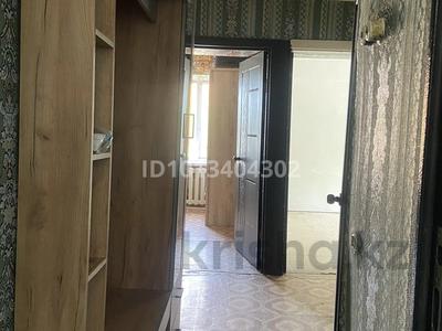 4-бөлмелі пәтер · 58 м², Ауезова 57 107 — Хозмагтың жанында, жақын жерде Айгерім орналасқан, бағасы: 12 млн ₸ в Аксу