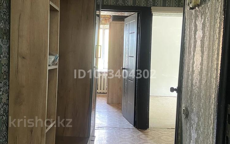 4-бөлмелі пәтер · 58 м², Ауезова 57 107 — Хозмагтың жанында, жақын жерде Айгерім орналасқан, бағасы: 12 млн ₸ в Аксу — фото 2