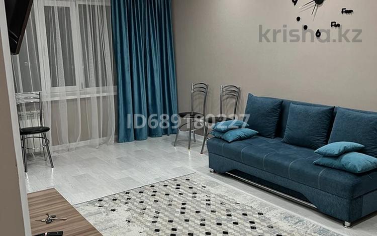 2-бөлмелі пәтер, 50 м², 4/5 қабат тәулігіне, Ауэзова 102 — Сейфуллина, бағасы: 12 000 〒 в Щучинске — фото 2