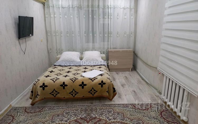 1-комнатная квартира, 32 м², 4/5 этаж посуточно, Сатпаева 10 за 8 000 〒 в Атырау — фото 2
