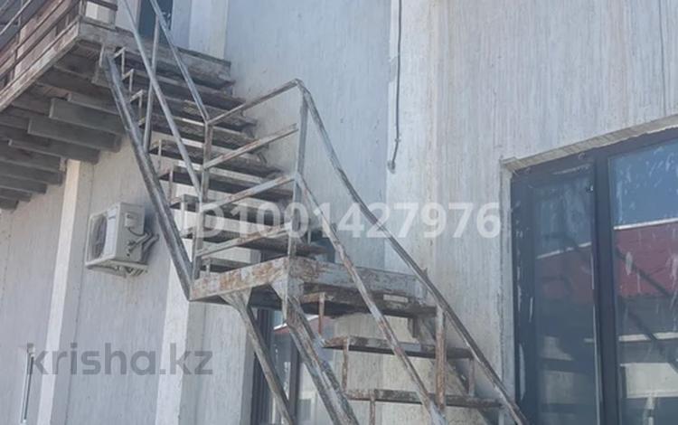 2-бөлмелі пәтер · 80 м² · 2 қабат, мкр Геолог, Сыпыра жырау 8 — Школа садик, бағасы: 120 000 ₸ в Атырау — фото 2