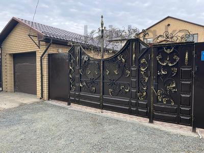 Отдельный дом · 7 комнат · 220 м² · 3 сот., Школьный переулок 12 за 60 млн 〒 в Актобе, мкр. Курмыш