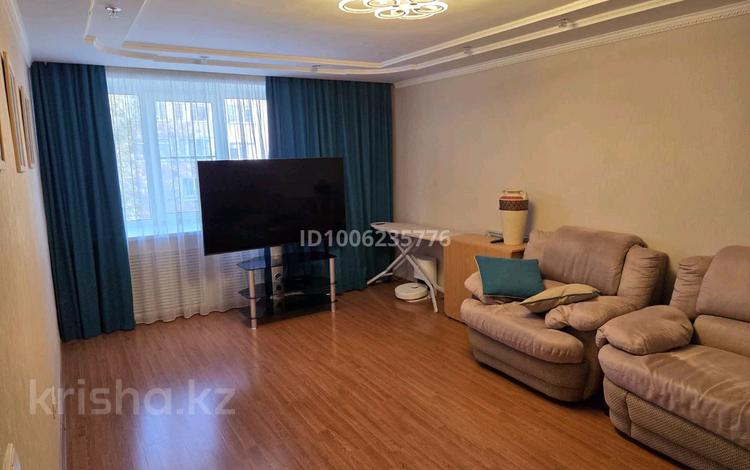 4-бөлмелі пәтер · 90 м² · 4/5 қабат, Ауэзова 238А — Центр, дом, в котором находится КФС, рядом ЦОН, 2 школа, бағасы: 26.5 млн ₸ в Кокшетау — фото 2