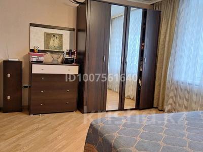 5-комнатная квартира · 93 м² · 8/9 этаж, Голубые пруды 12 за 32 млн 〒 в Караганде