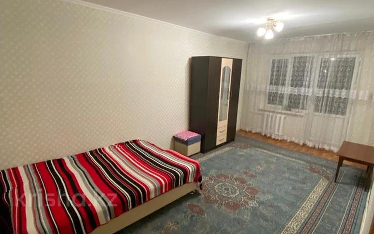 1-комнатная квартира, 32 м², 3/4 этаж помесячно, мкр Коктем-1 за 170 000 〒 в Алматы, Бостандыкский р-н — фото 2