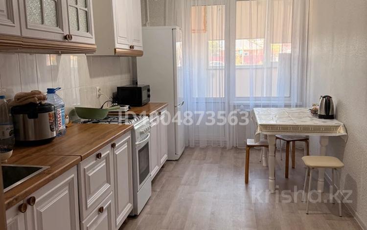 3-бөлмелі пәтер · 80 м² · 1/4 қабат, Мкр. Береке 8, бағасы: 220 000 〒 в Костанае — фото 2