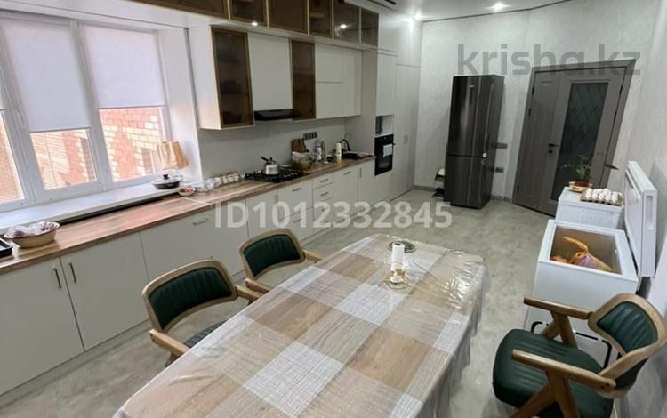 3-бөлмелі пәтер · 137.1 м² · 3/5 қабат, Алтын орда ш.а. 228В, бағасы: 50 млн ₸ в Актобе, мкр Авиатор — фото 2