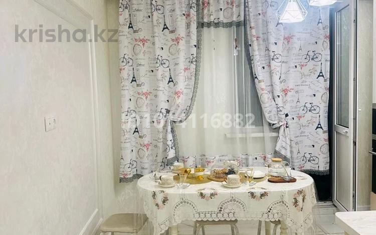 2-комнатная квартира · 59 м² · 9/12 этаж, мкр Акбулак, Байтерекова 87 за 300 000 ₸ в Алматы, Алатауский р-н — фото 2