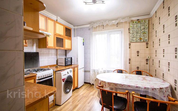 3-комнатная квартира, 70 м², 2/5 этаж, мкр Мамыр-2 12 за 43.8 млн 〒 в Алматы, Ауэзовский р-н — фото 2
